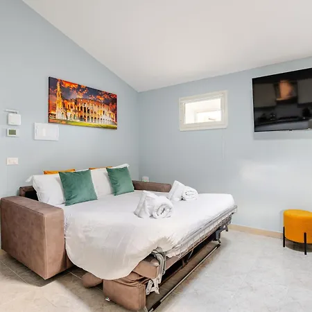 Blue Sky - 5 Min Vatican Apartment